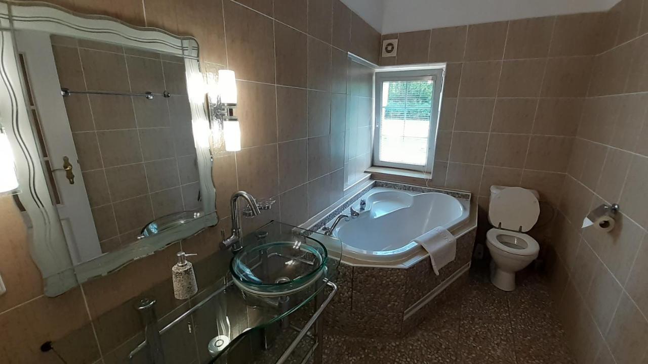 Resort Chribska Apartmany Adri מראה חיצוני תמונה