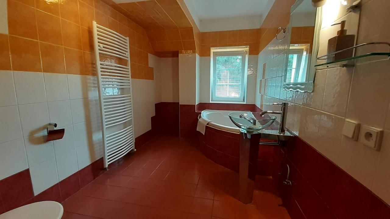 Resort Chribska Apartmany Adri מראה חיצוני תמונה